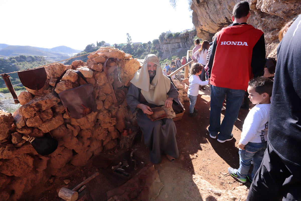 Cientos de personas se han acercado hoy, un año más, a disfrutar del espectacular Belén viviente de Los Tablones