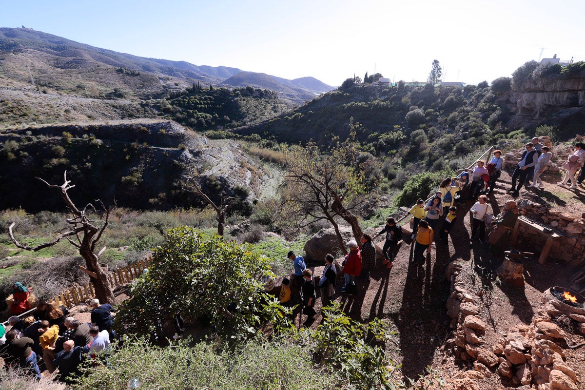 Cientos de personas se han acercado hoy, un año más, a disfrutar del espectacular Belén viviente de Los Tablones