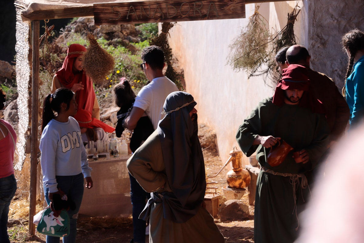 Cientos de personas se han acercado hoy, un año más, a disfrutar del espectacular Belén viviente de Los Tablones