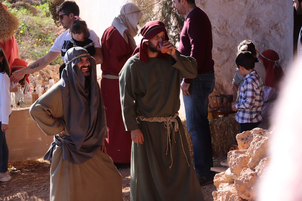 Cientos de personas se han acercado hoy, un año más, a disfrutar del espectacular Belén viviente de Los Tablones