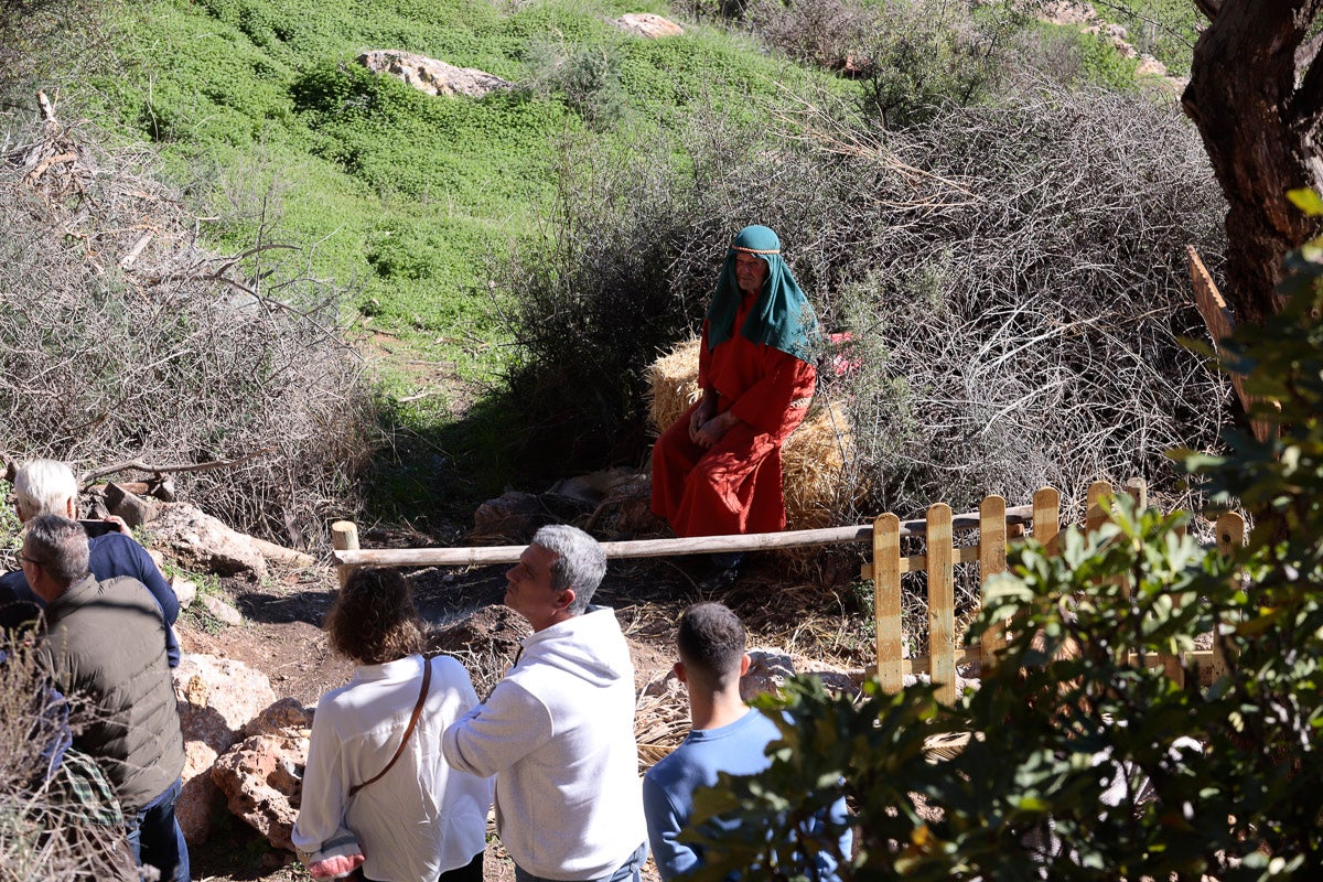 Cientos de personas se han acercado hoy, un año más, a disfrutar del espectacular Belén viviente de Los Tablones