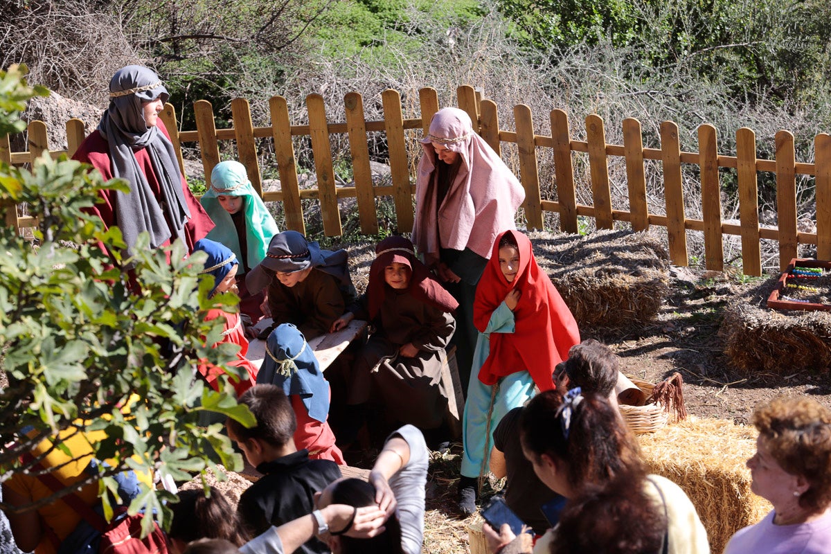 Cientos de personas se han acercado hoy, un año más, a disfrutar del espectacular Belén viviente de Los Tablones