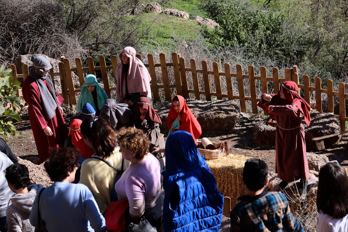Cientos de personas se han acercado hoy, un año más, a disfrutar del espectacular Belén viviente de Los Tablones
