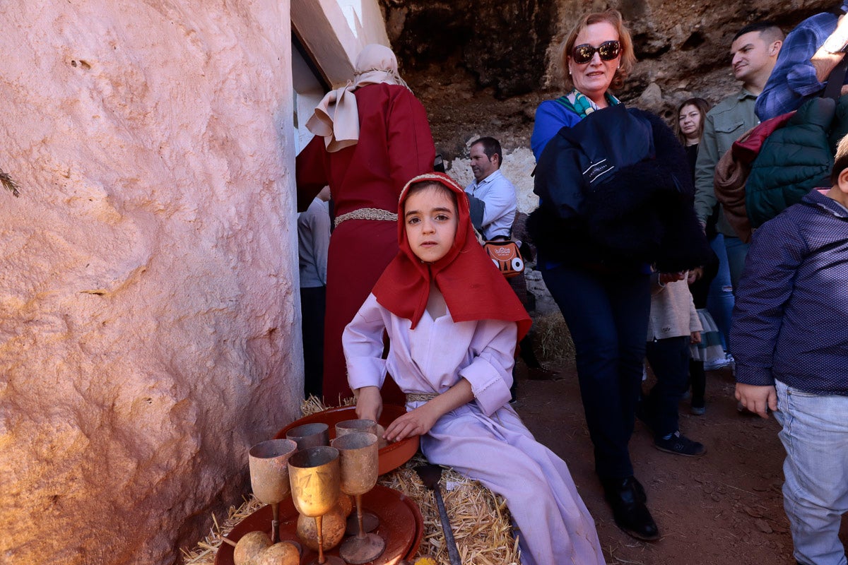 Cientos de personas se han acercado hoy, un año más, a disfrutar del espectacular Belén viviente de Los Tablones