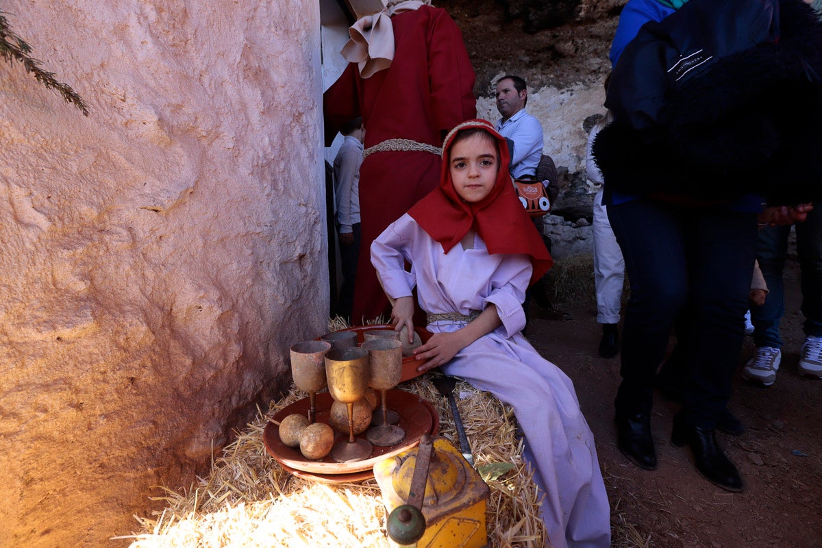 Cientos de personas se han acercado hoy, un año más, a disfrutar del espectacular Belén viviente de Los Tablones