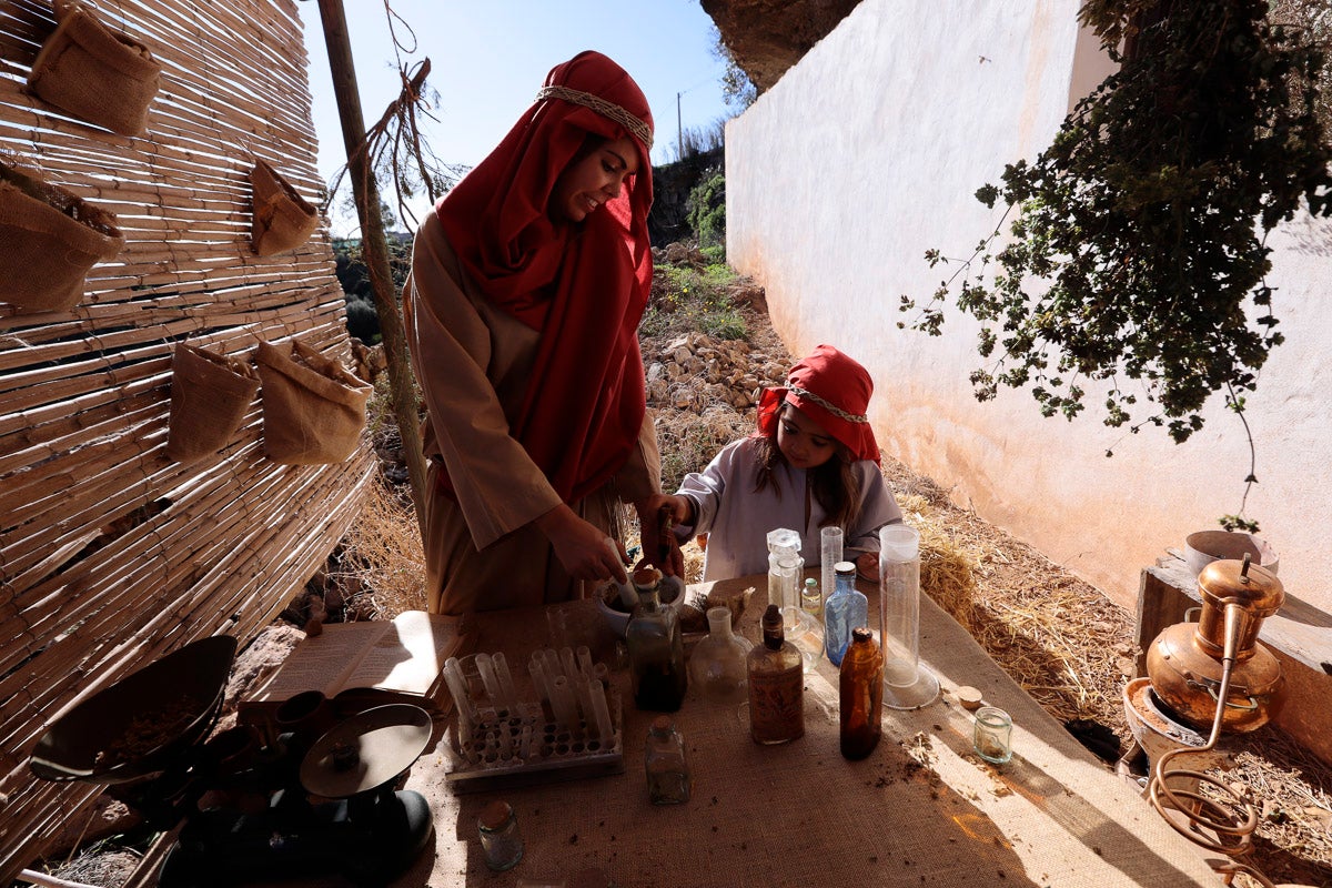 Cientos de personas se han acercado hoy, un año más, a disfrutar del espectacular Belén viviente de Los Tablones