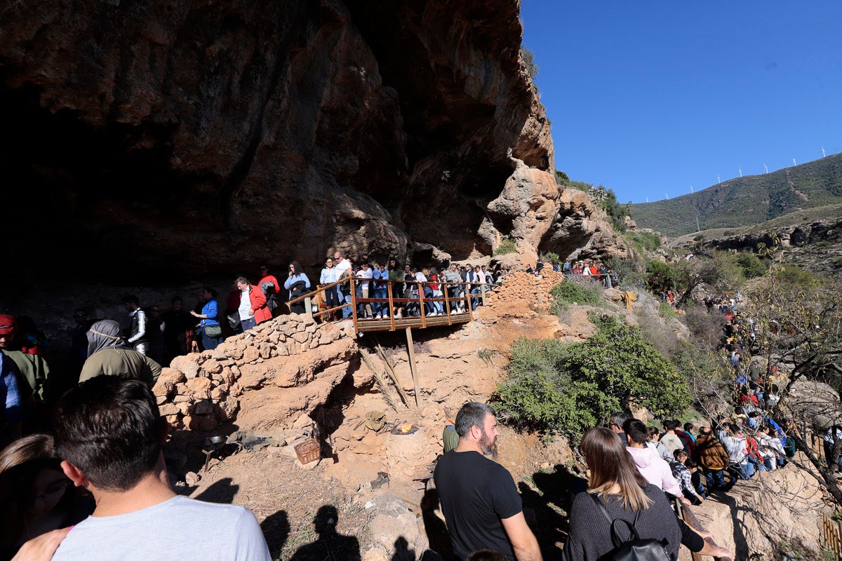 Cientos de personas se han acercado hoy, un año más, a disfrutar del espectacular Belén viviente de Los Tablones