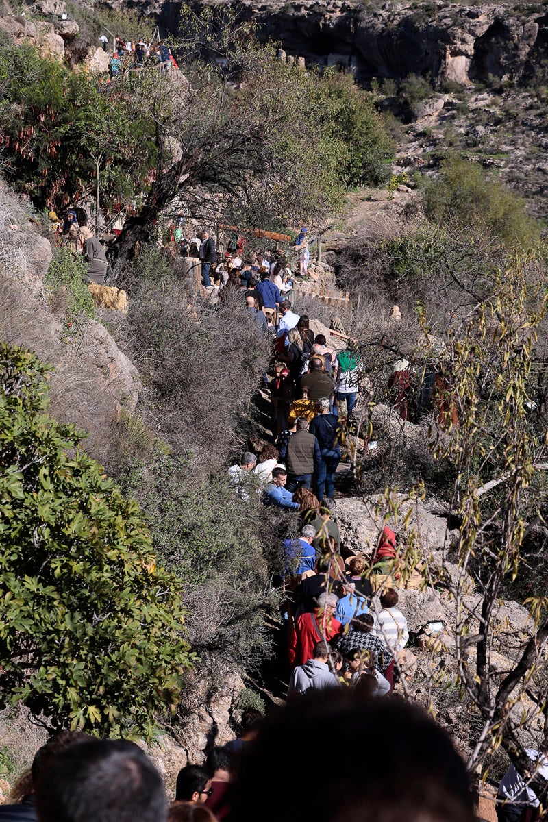 Cientos de personas se han acercado hoy, un año más, a disfrutar del espectacular Belén viviente de Los Tablones