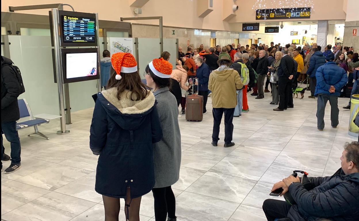 Yanira y Laura esperan la llegada de su familia, en el aeropuerto de Granada-Jaén. 