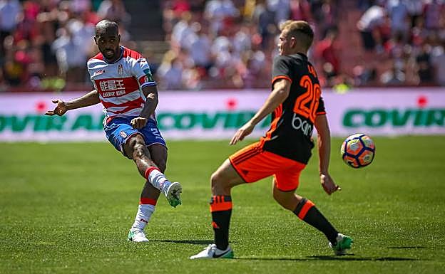 Foulquier, ante el Valencia en su último curso en el Granada, el del descenso. 