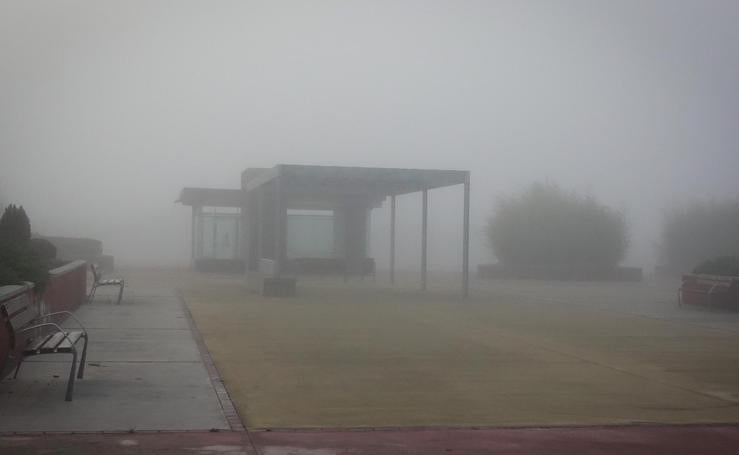 Granada amanece oculta entre la niebla 