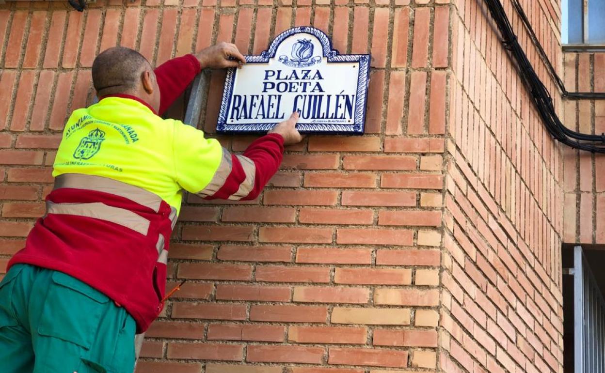 Granada pone el nombre de 'Rafael Guillén' a su plaza junto a la calle Primavera