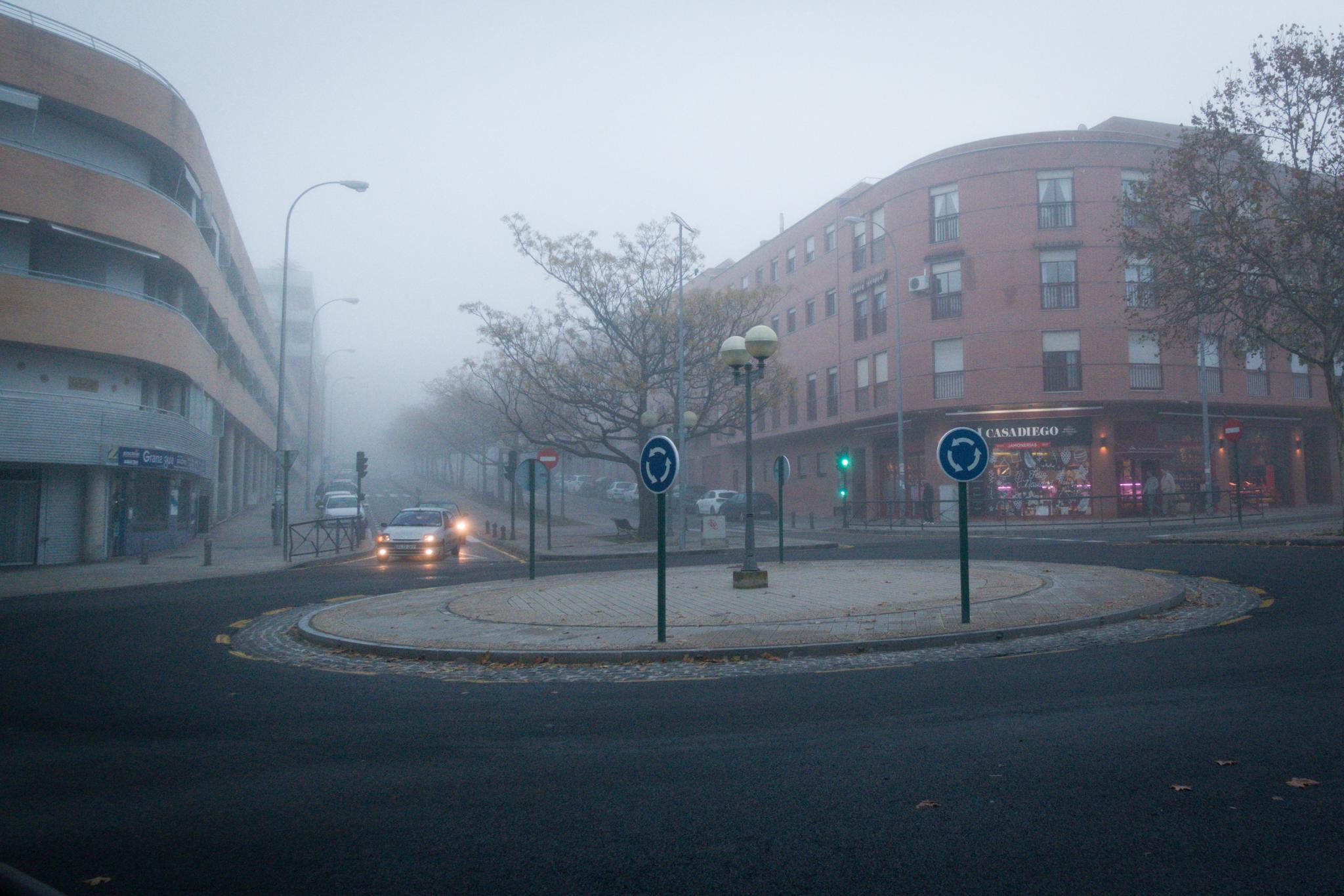 Las vacaciones escolares han permitido que no haya tráfico denso en la Circunvalación a pesar de la densa niebla que hay este lunes, 23 de diciembre de 2019, en la capital y el área metropolitana 