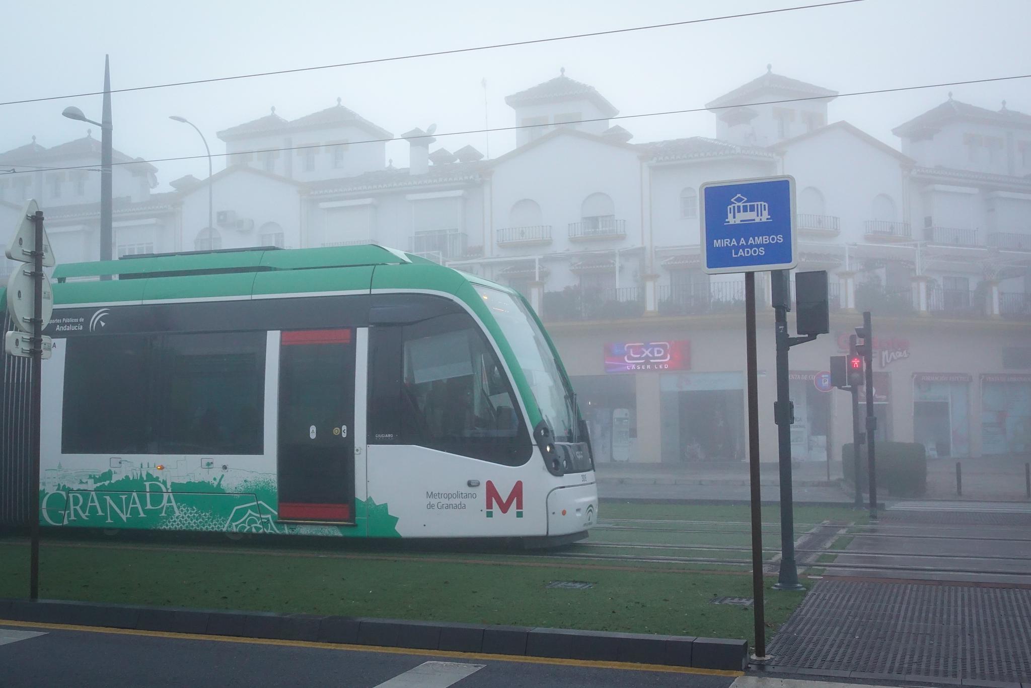 Las vacaciones escolares han permitido que no haya tráfico denso en la Circunvalación a pesar de la densa niebla que hay este lunes, 23 de diciembre de 2019, en la capital y el área metropolitana 