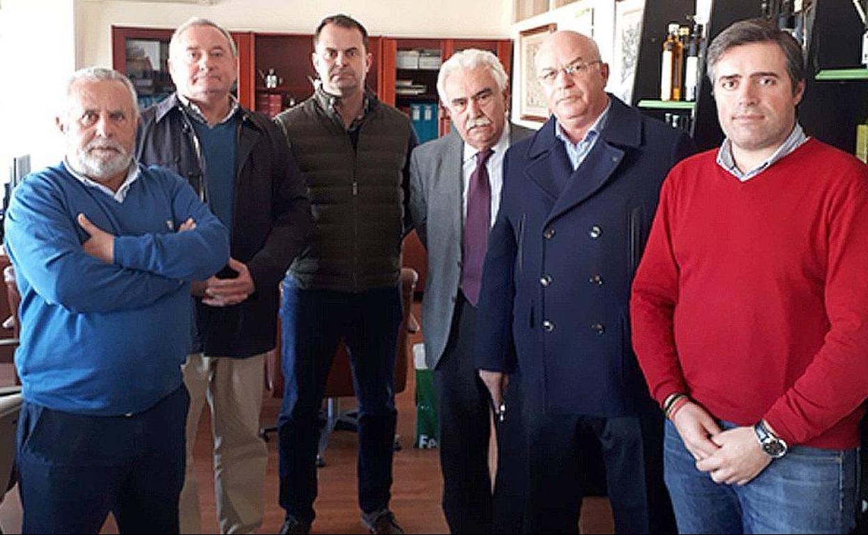 Foto de los representantes de asocaciones agrarias y el sector olivarero reunidos este lunes en Jaén. 