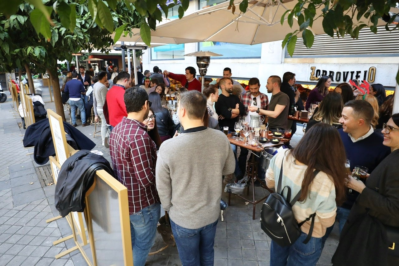 Miles de personas se han reuinido en locales del centro de la ciudad para apurar, entre bebidas, comida y amigos, las últimas horas antes de las clásicas cenas familiares