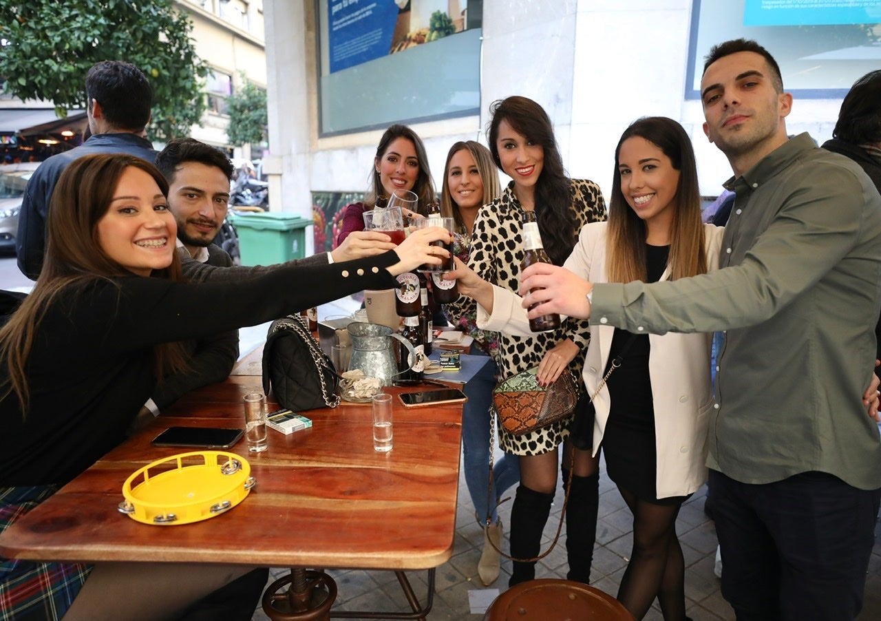 Miles de personas se han reuinido en locales del centro de la ciudad para apurar, entre bebidas, comida y amigos, las últimas horas antes de las clásicas cenas familiares