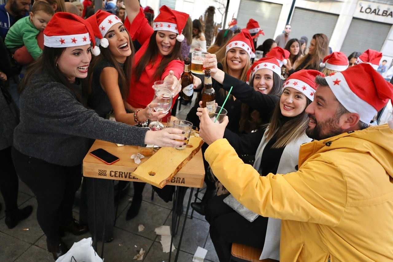 Miles de personas se han reuinido en locales del centro de la ciudad para apurar, entre bebidas, comida y amigos, las últimas horas antes de las clásicas cenas familiares