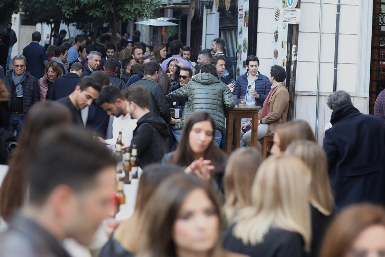 Miles de personas se han reuinido en locales del centro de la ciudad para apurar, entre bebidas, comida y amigos, las últimas horas antes de las clásicas cenas familiares