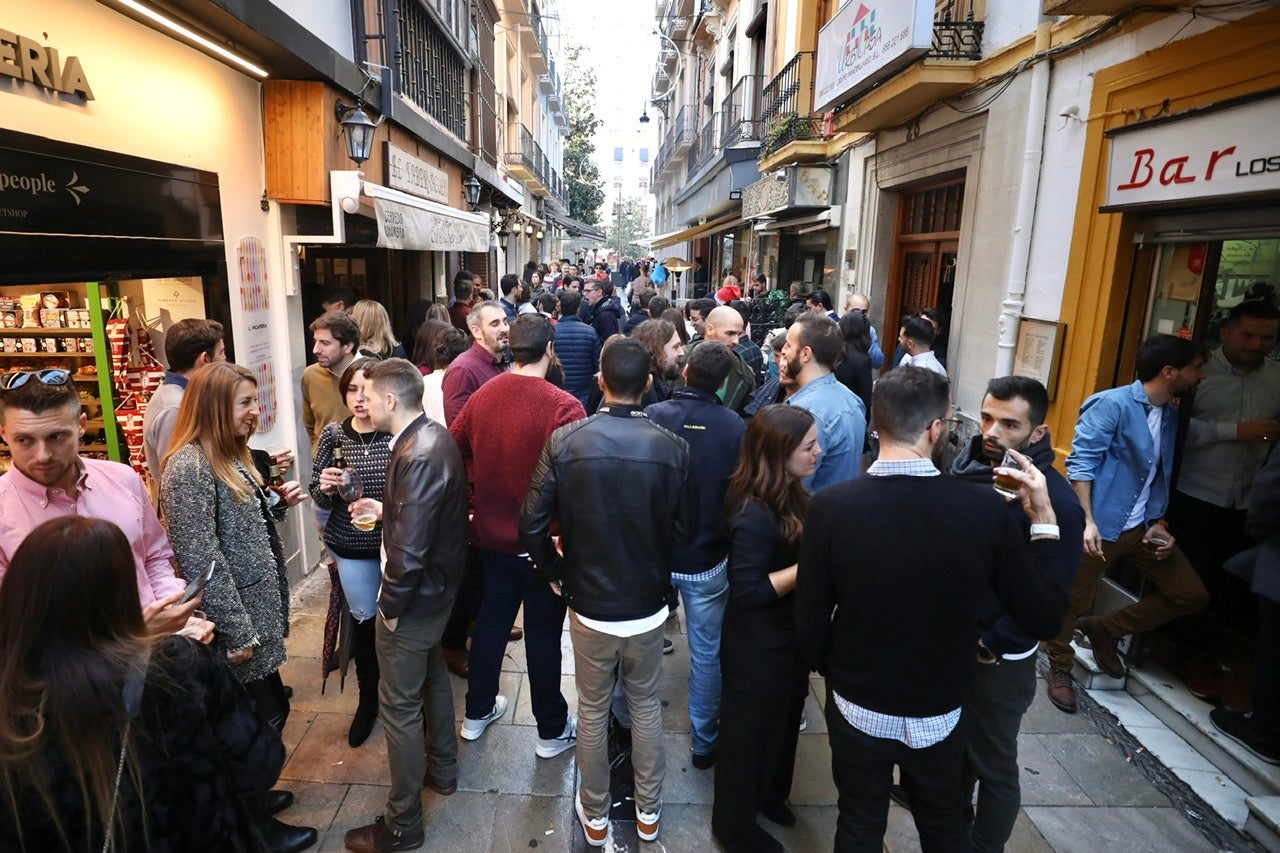 Miles de personas se han reuinido en locales del centro de la ciudad para apurar, entre bebidas, comida y amigos, las últimas horas antes de las clásicas cenas familiares