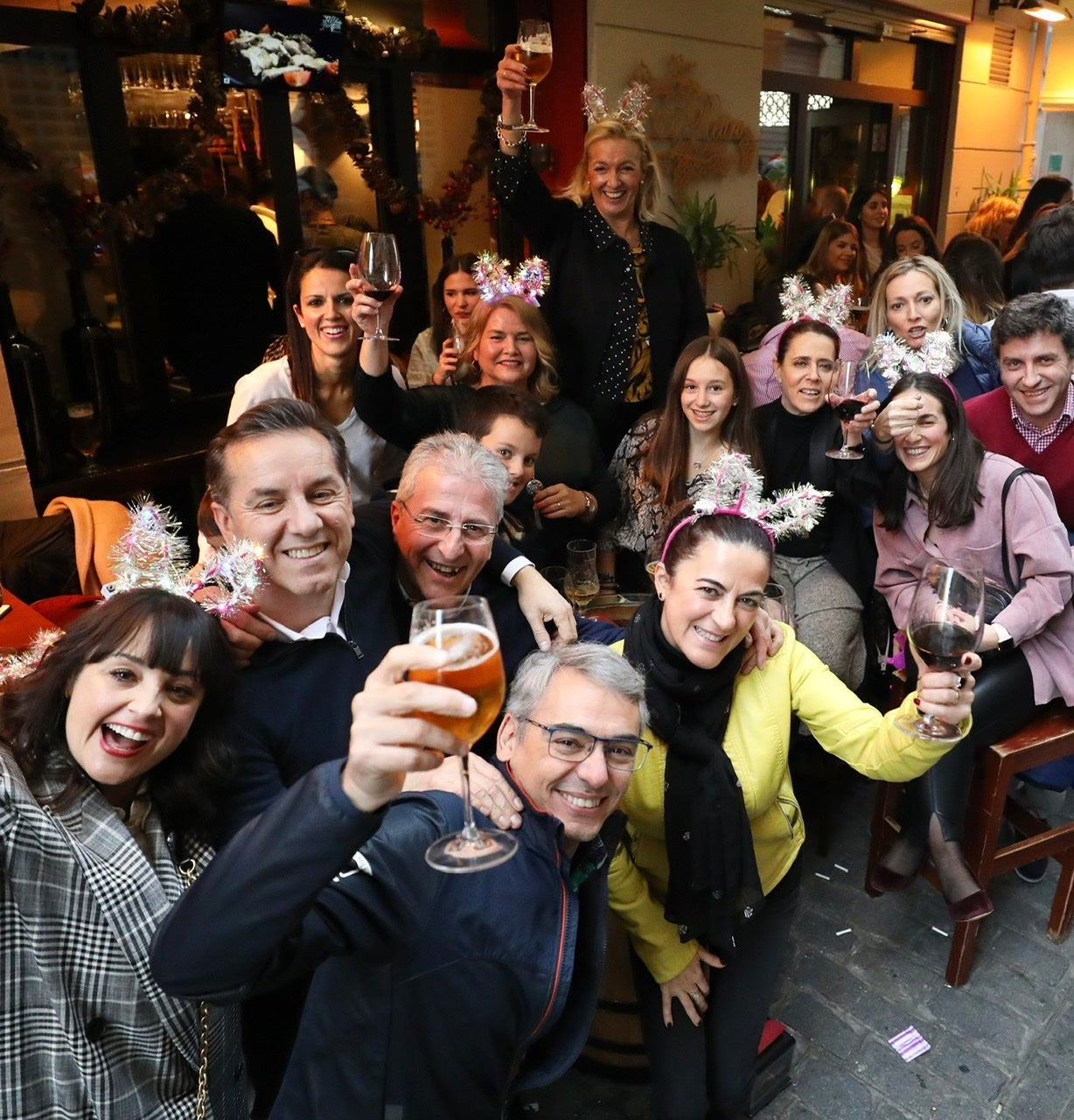 Miles de personas se han reuinido en locales del centro de la ciudad para apurar, entre bebidas, comida y amigos, las últimas horas antes de las clásicas cenas familiares