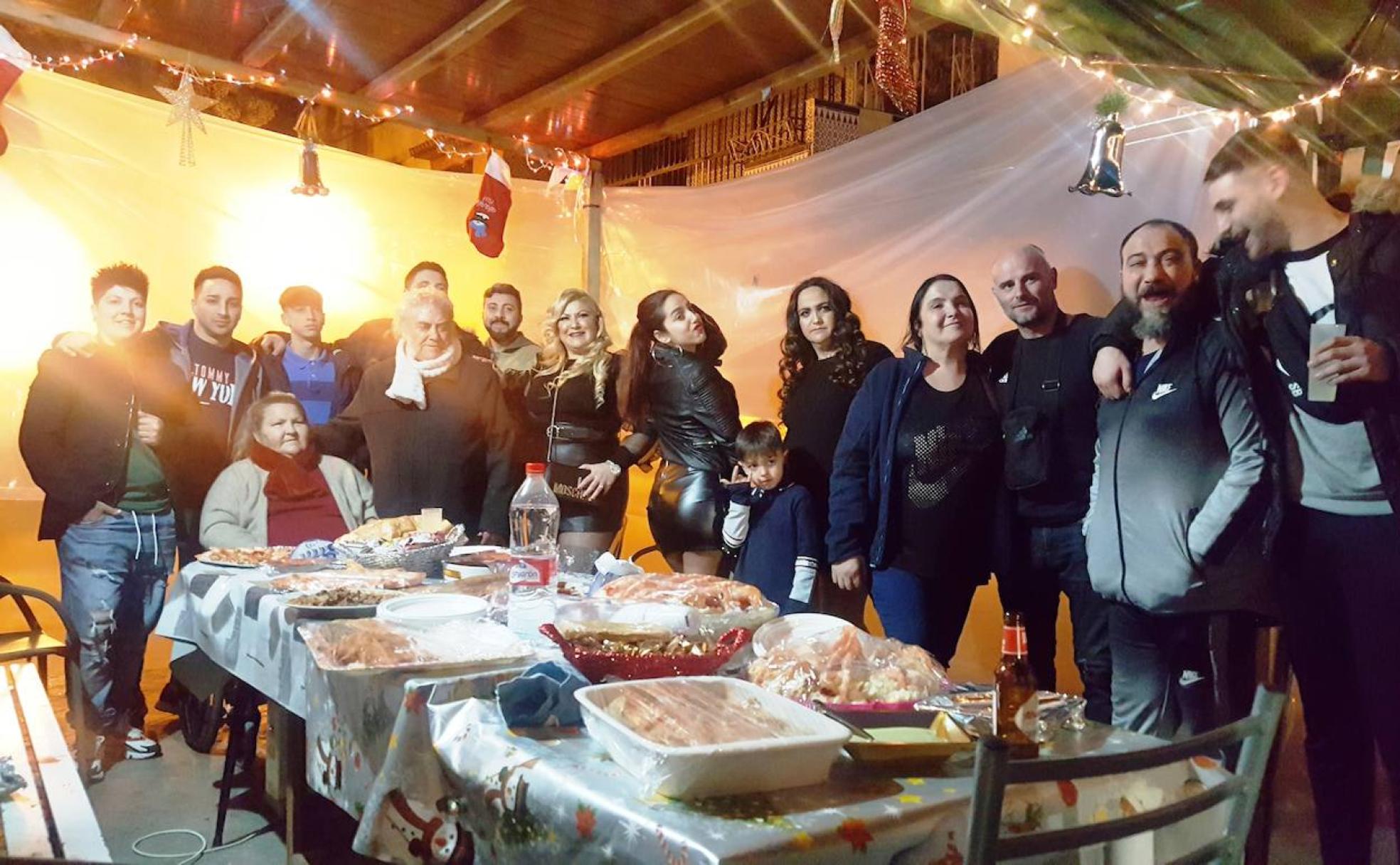 Laureana, sentada junto a su marido José y parte de la familia ultimando la cena.