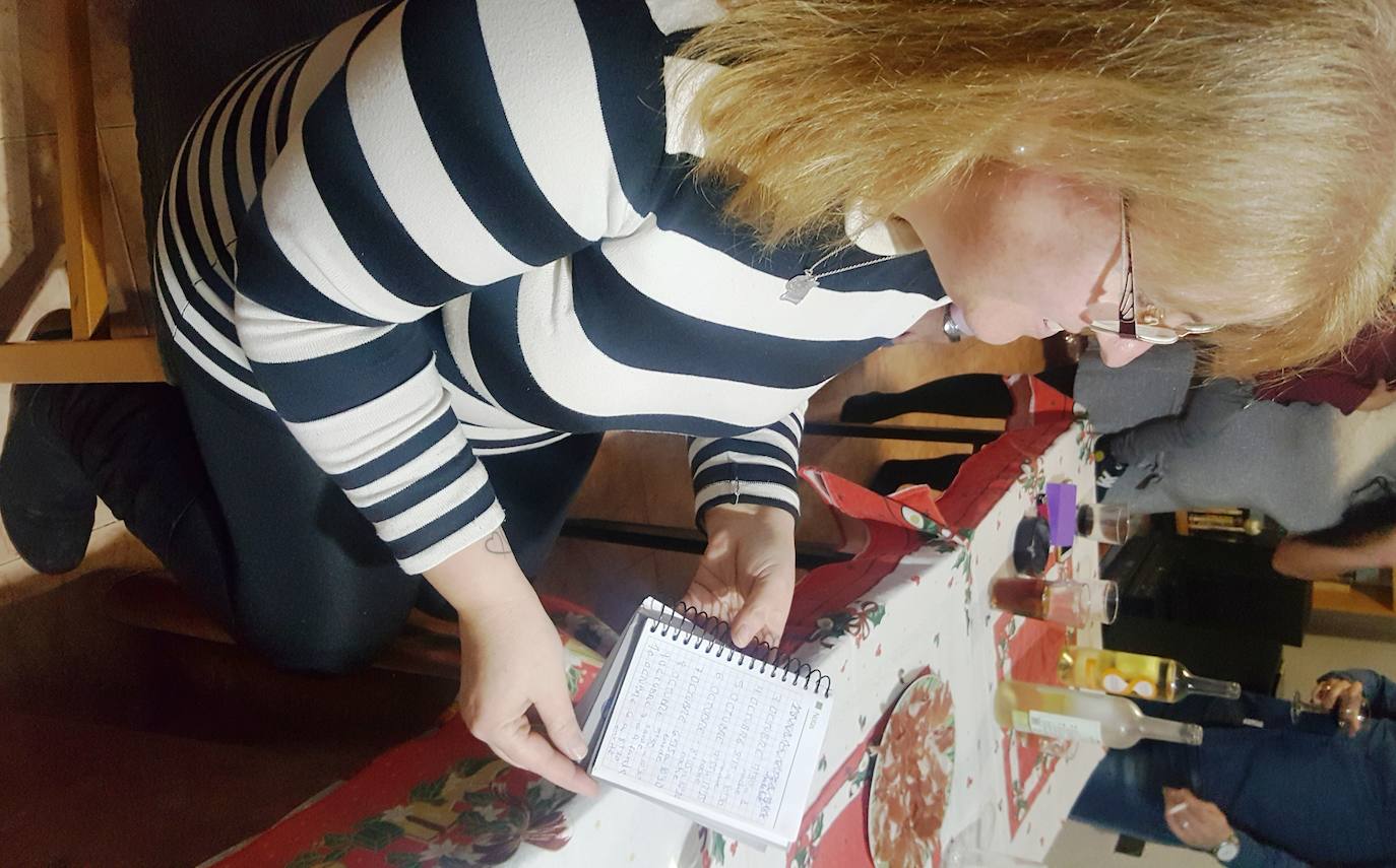 IDEAL pasa la noche en las calles del distrito, en las que hizo acto de presencia la alegría y la música