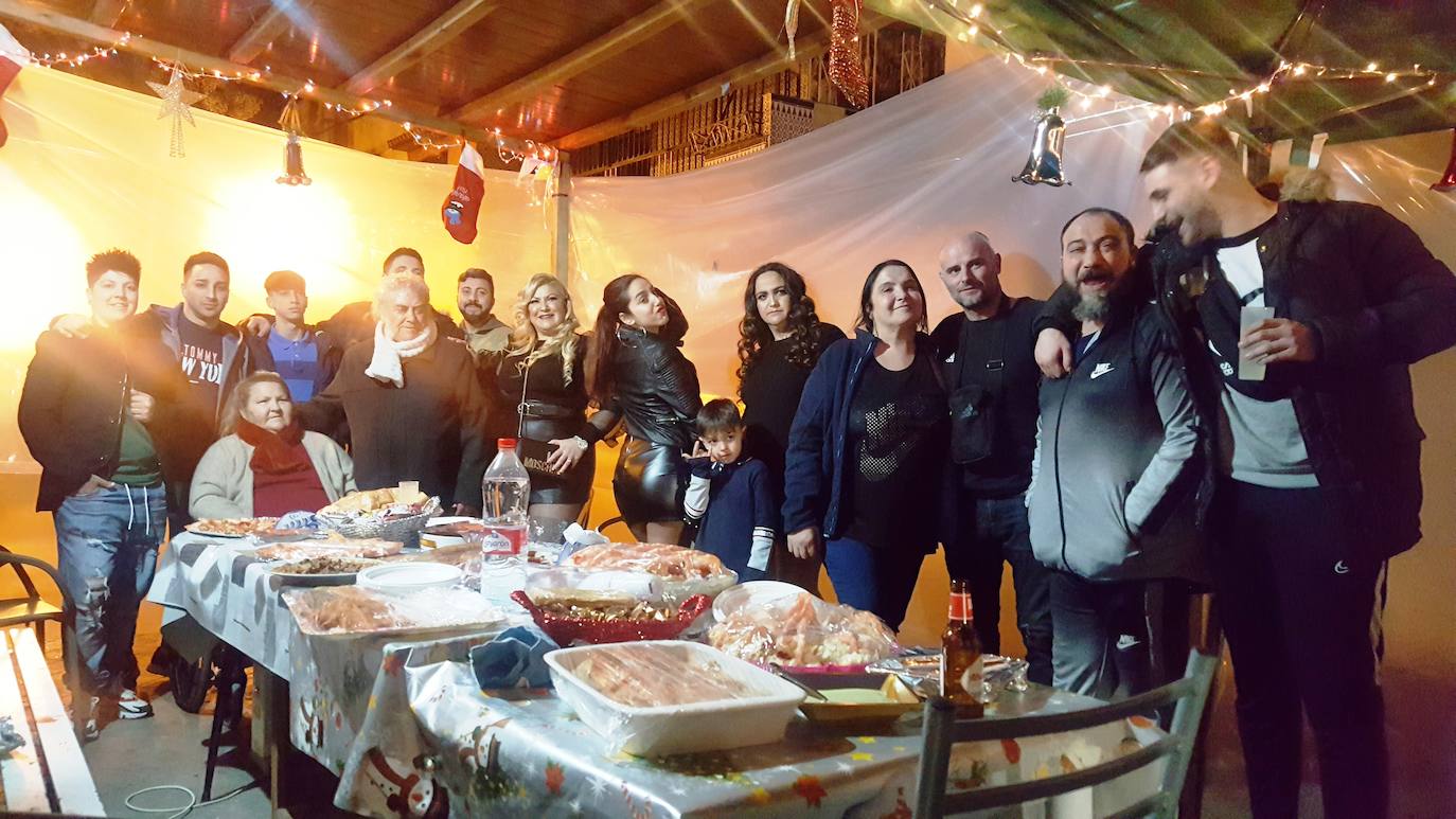 IDEAL pasa la noche en las calles del distrito, en las que hizo acto de presencia la alegría y la música