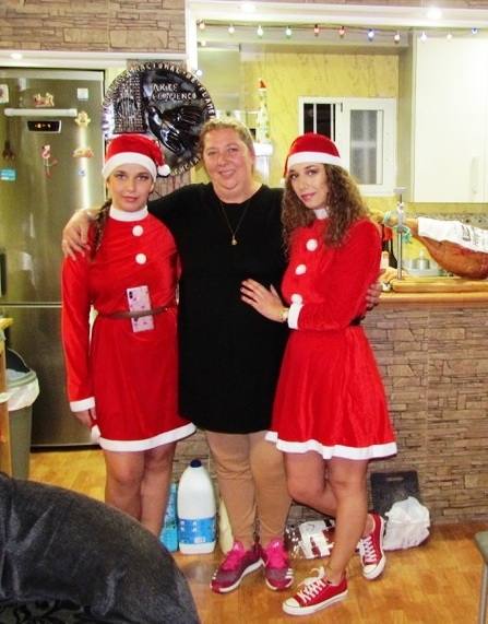 IDEAL pasa la noche en las calles del distrito, en las que hizo acto de presencia la alegría y la música