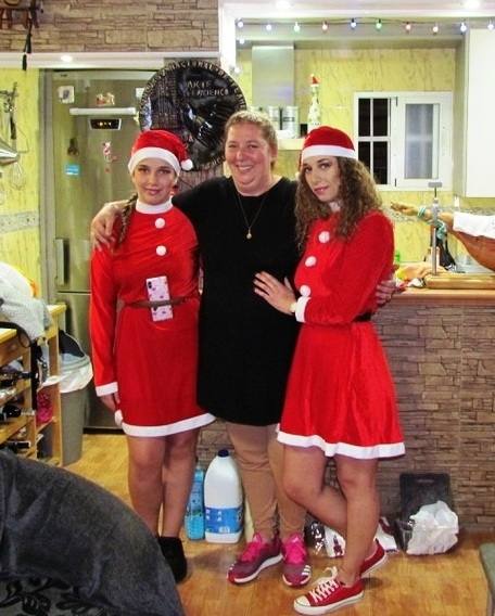 IDEAL pasa la noche en las calles del distrito, en las que hizo acto de presencia la alegría y la música