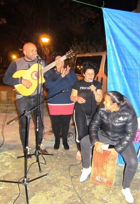 IDEAL pasa la noche en las calles del distrito, en las que hizo acto de presencia la alegría y la música