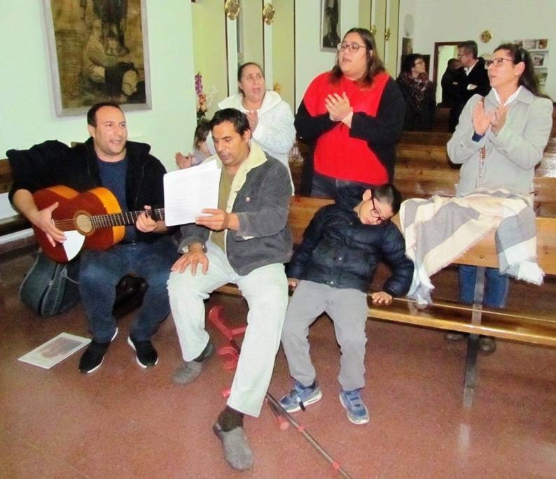 IDEAL pasa la noche en las calles del distrito, en las que hizo acto de presencia la alegría y la música