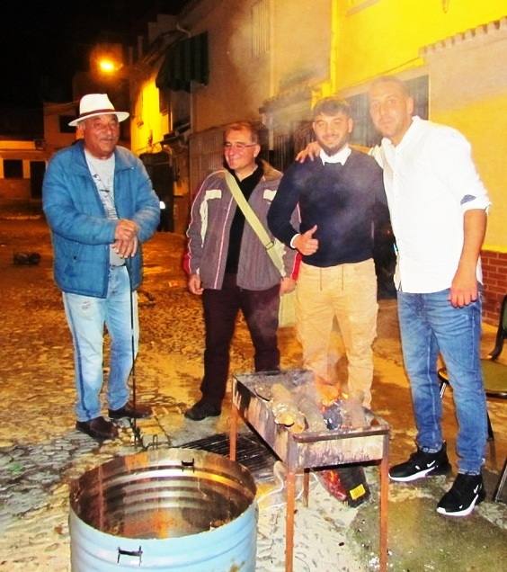 IDEAL pasa la noche en las calles del distrito, en las que hizo acto de presencia la alegría y la música