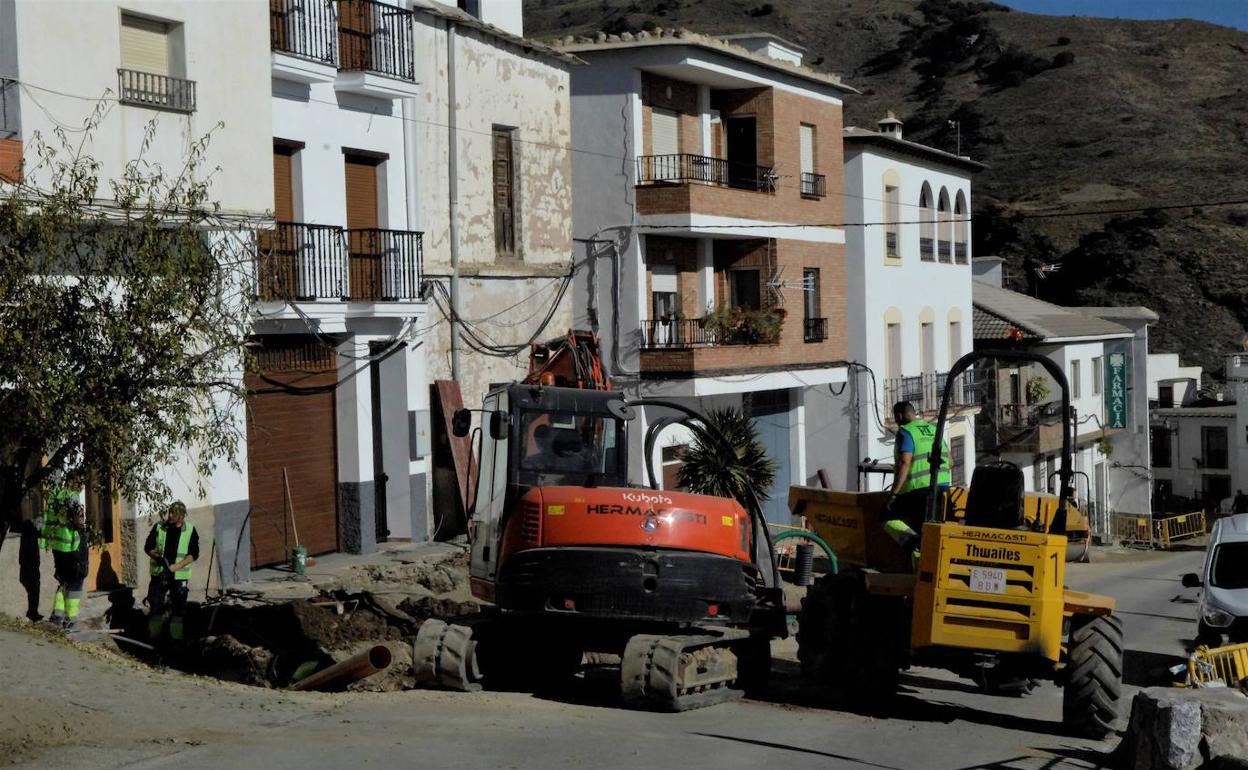 Obras en la avenida de Mecina Bombarón. 