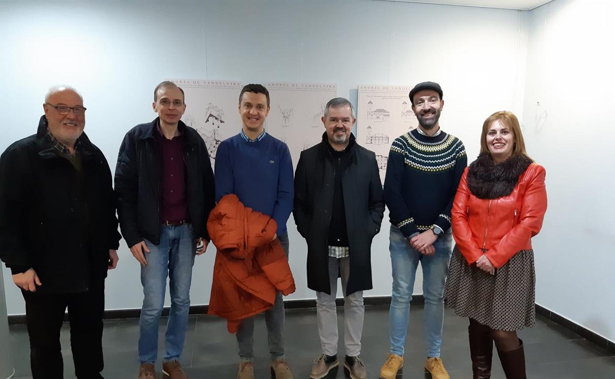 El autor, junto a las autoridades y otros asistentes a la inauguración de la exposición en Huelma.