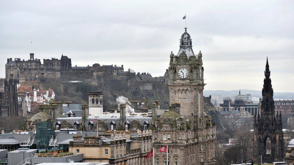 Edimburgo (Escocia): el fin de año escocés recibe el nombre de Hogmanay, una fiesta que se celebra durante 3 días. La celebración comienza el 30 de diciembre con un desfile de antorchas, que tiene su origen en las tradiciones vikingas. El día 31 por la noche las calles se llenan de música en la Street Party y se celebra el Ceilidh Under the Castle, en la que se pueden conocer las tradicionales danzas gaélicas.