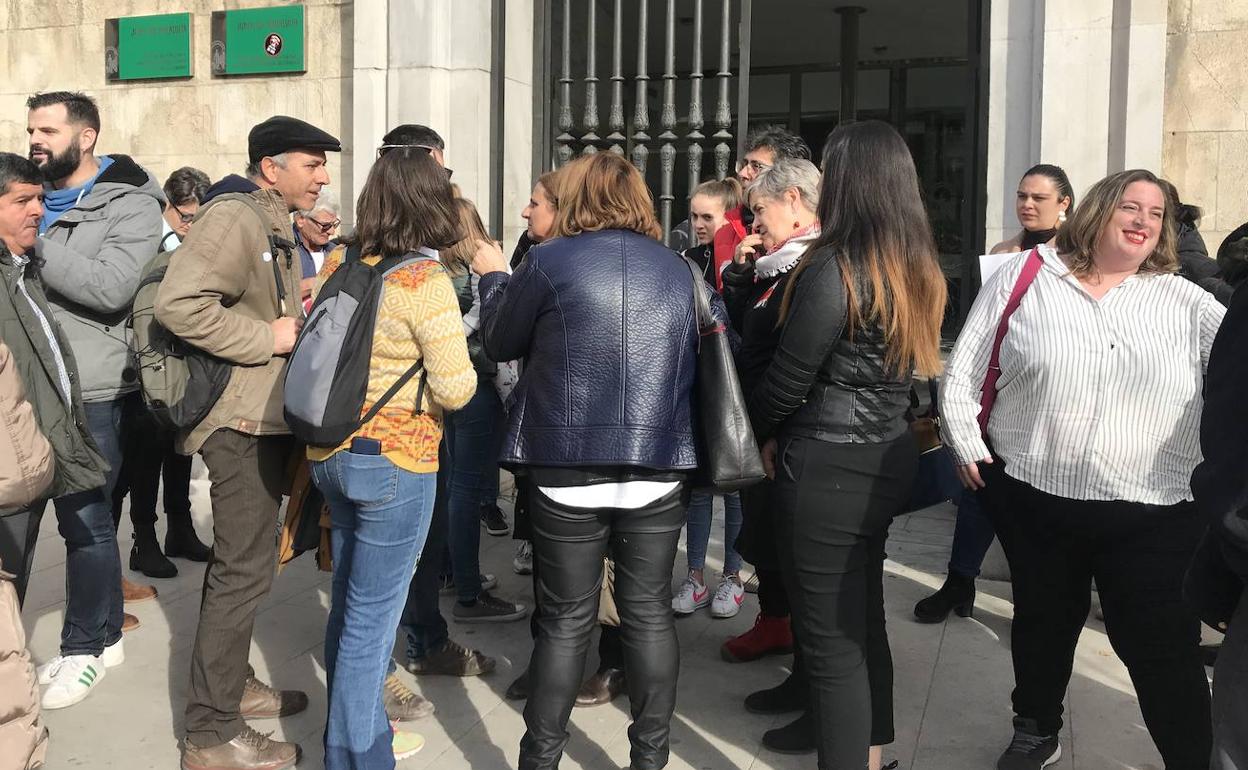 Padres y madres de las zonas rurales, en la Delegación de Educación.