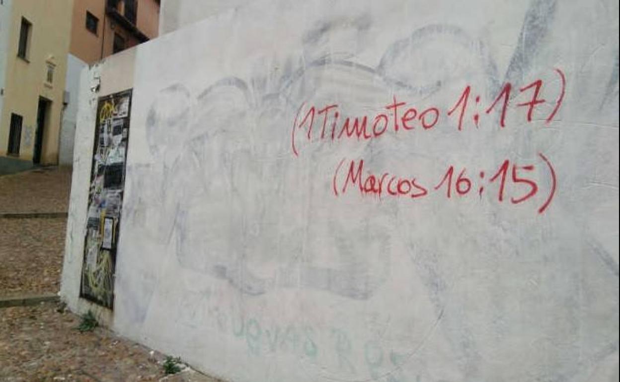 Vandalismo en Granada | La Policía sorprende a un joven realizando pintadas bíblicas en el Albaicín
