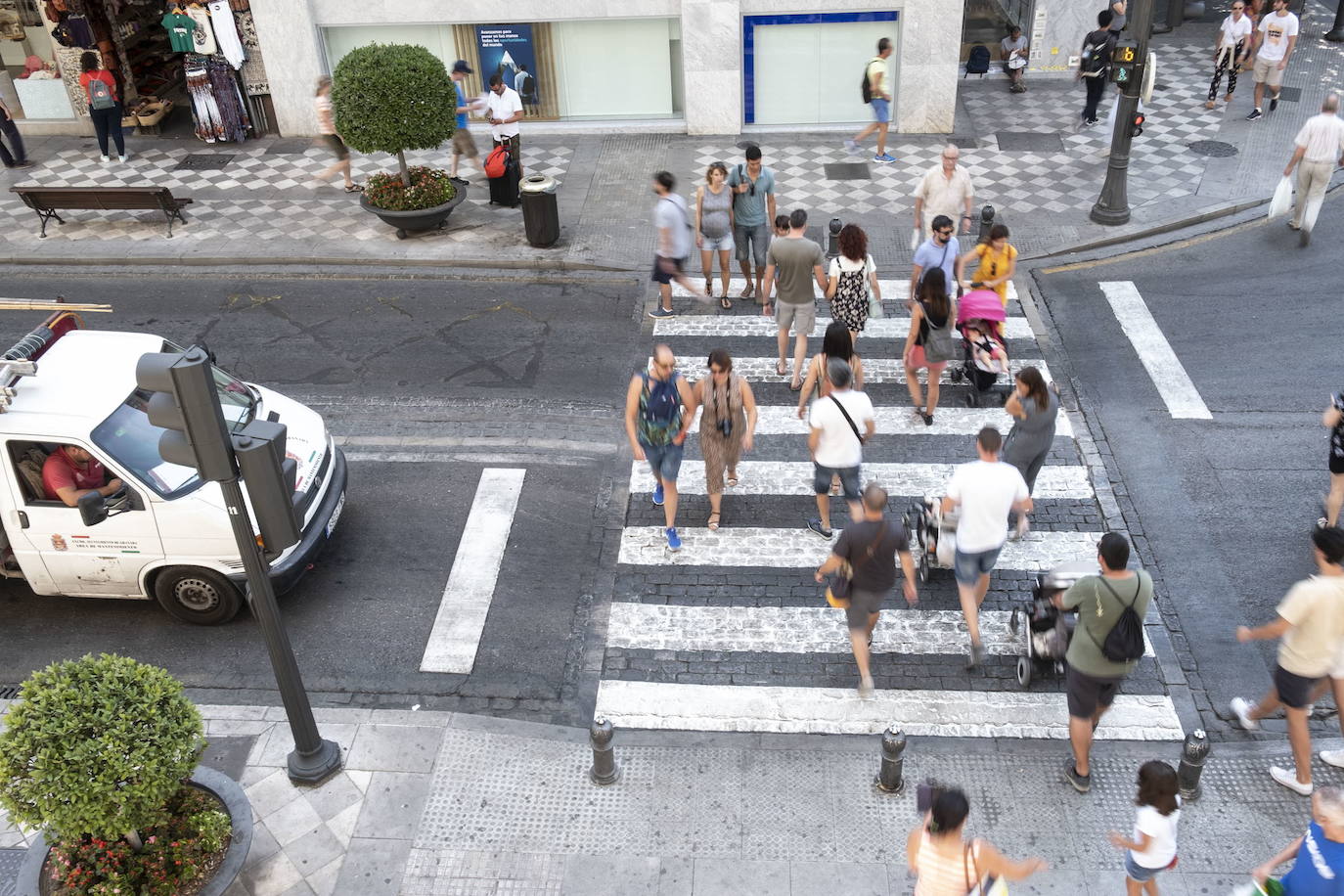 Imagen de peatones en el centro de Granada. 