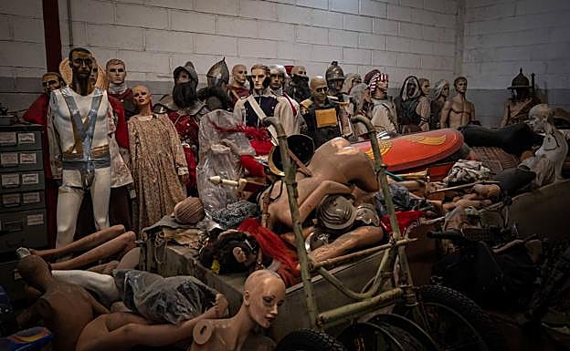 Imagen principal - Ejército de maniquíes, el DAF YA 126 y Corral, dentro del tanque. 