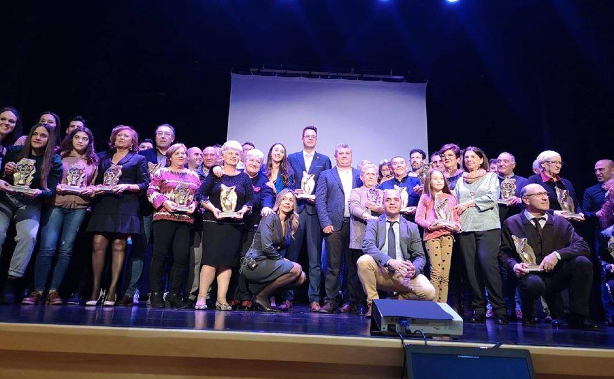Foto de familia de los premiados. 