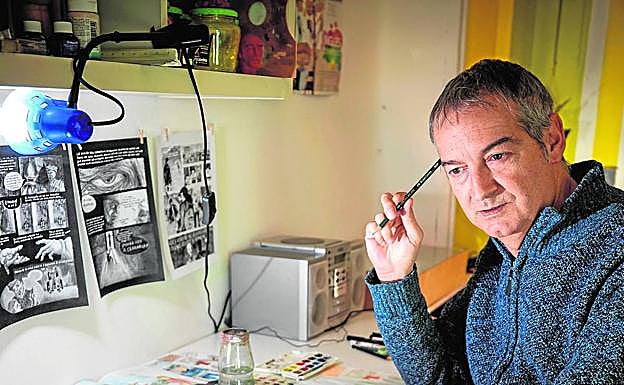 El ilustrador, en su estudio, con su más reciente creación.