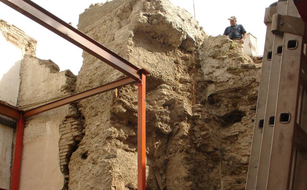 La calle que se construyó sobre la muralla de Granada