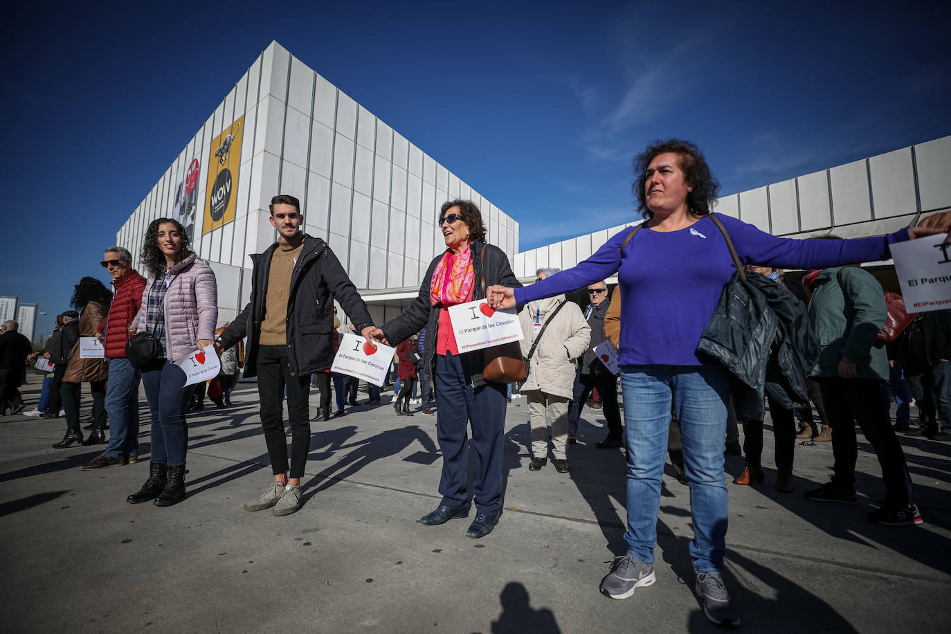 Cientos de granadinos se han reunido para exigir independiencia económica para la instalación científica 