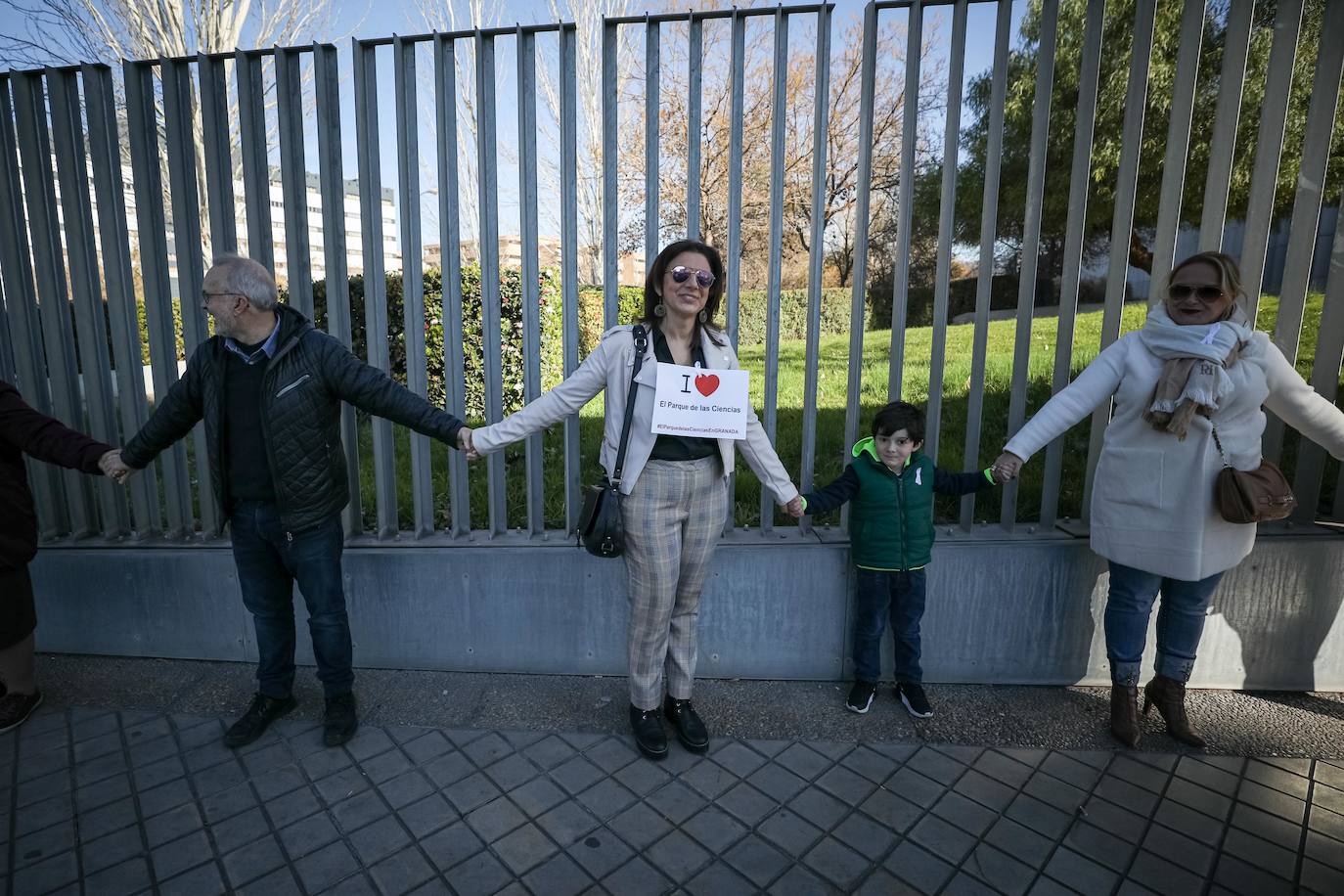 Cientos de granadinos se han reunido para exigir independiencia económica para la instalación científica 