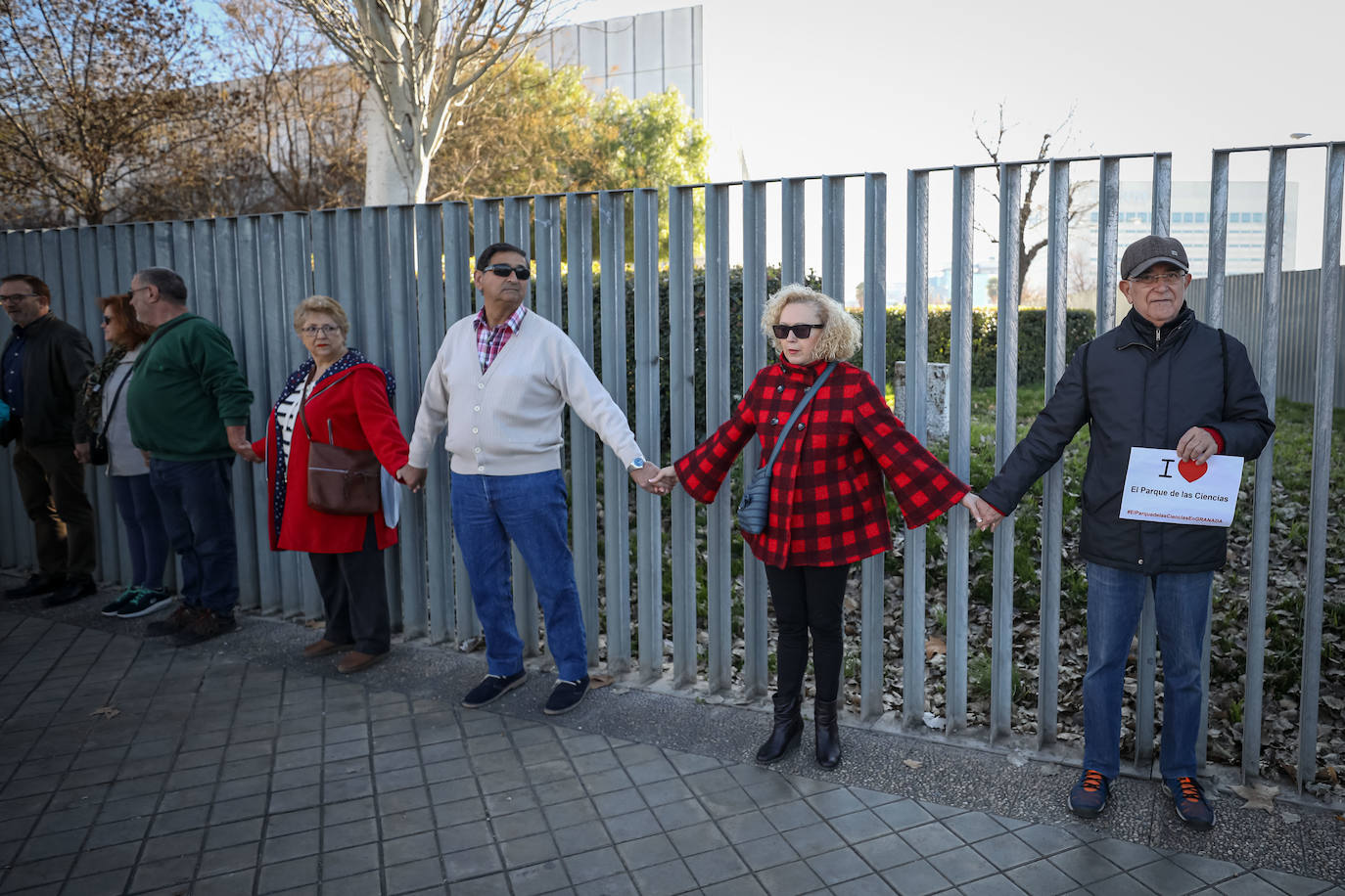 Cientos de granadinos se han reunido para exigir independiencia económica para la instalación científica 