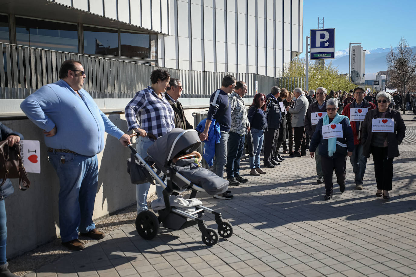 Cientos de granadinos se han reunido para exigir independiencia económica para la instalación científica 