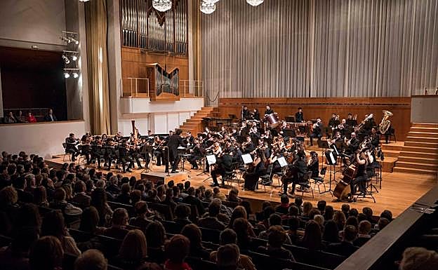 Vista general de la Filarmónica durante el concierto de anoche en el Manuel de Falla.