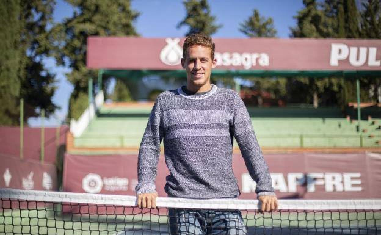 Roberto Carballés posa en las pistas de la Real Sociedad de Tenis de Granada