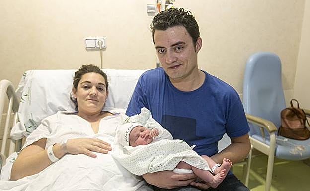 Imagen principal - Vega, la primera bebé granadina del 2020